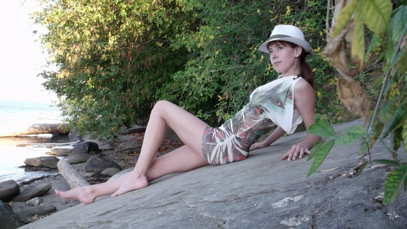 Female model photo shoot of Britny Lab in Wreck Beach