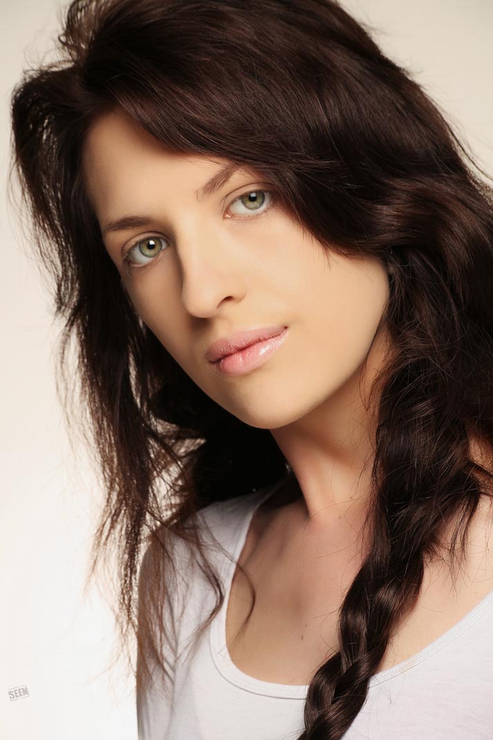 Female model photo shoot of Lyndsay Vardanega