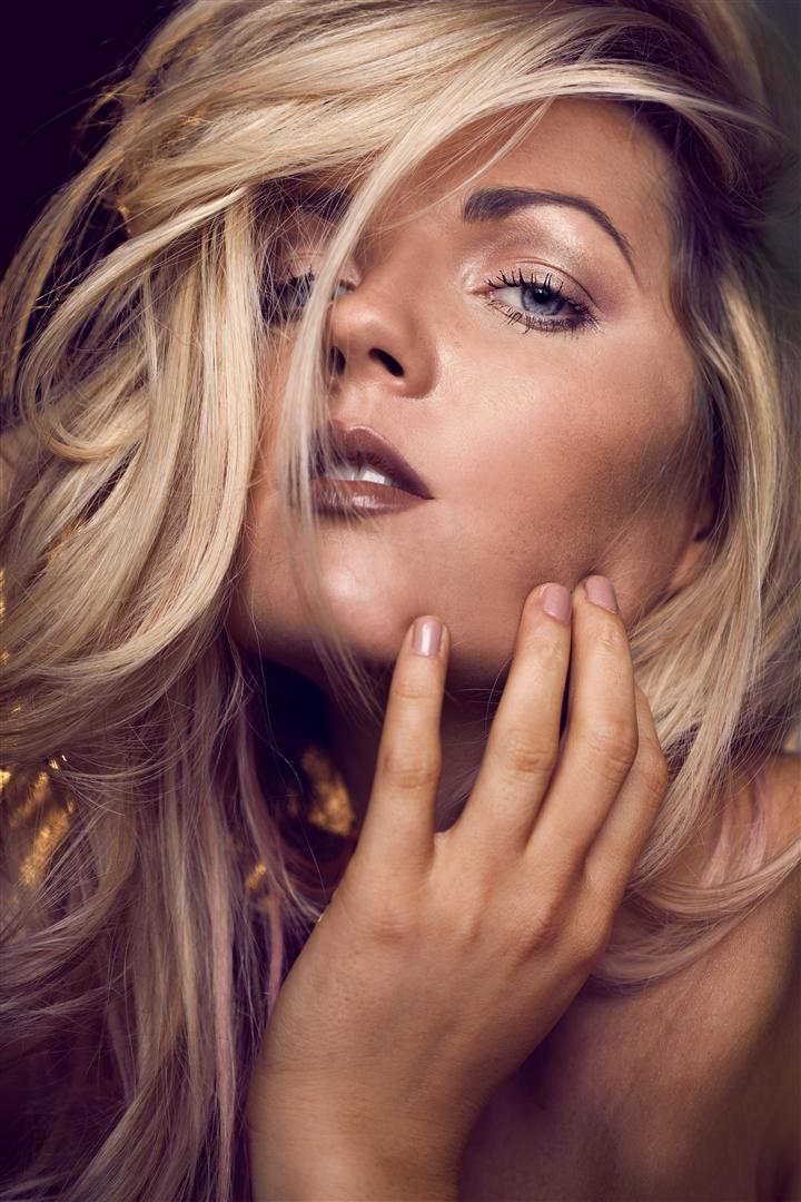 Female model photo shoot of Samantha Mercer Makeup