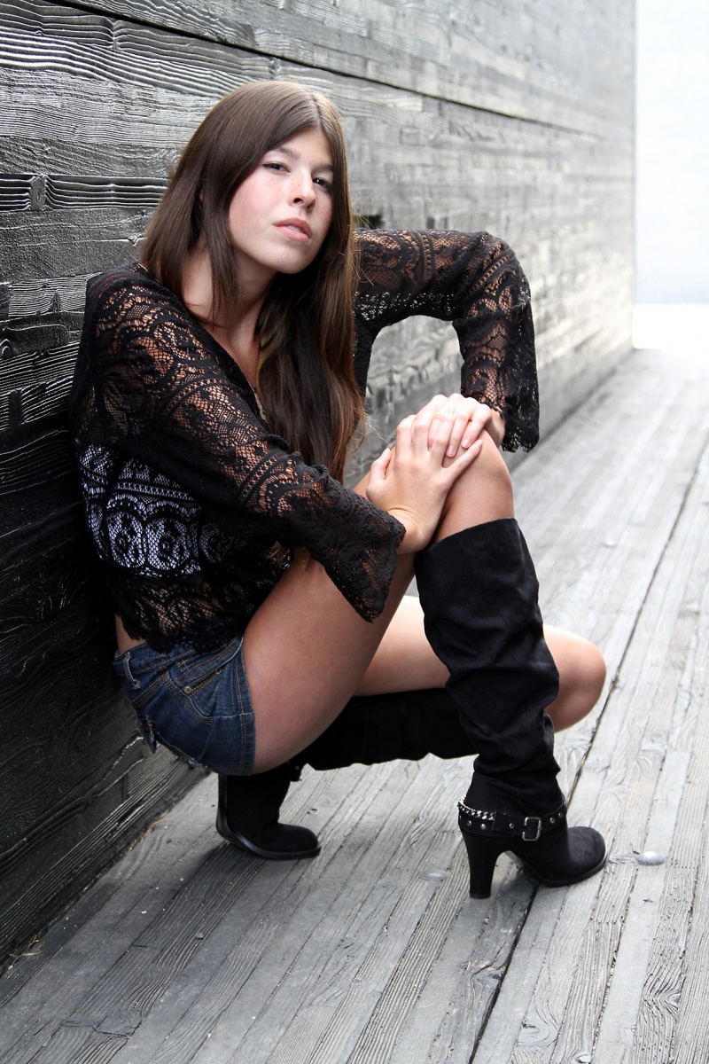Female model photo shoot of Lynsey Knapp by OmnyRa