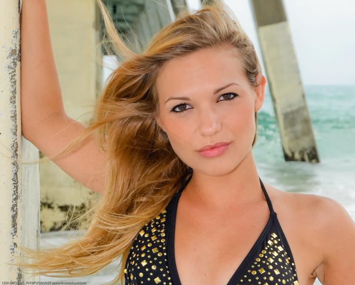 Female model photo shoot of Jillian Jordan by Lisa Michael in Wrightsville Beach