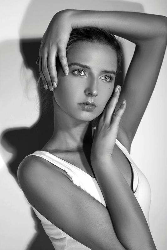 Female model photo shoot of Alexa Cross
