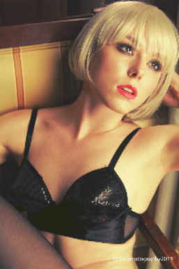 Female model photo shoot of Elayna Gibson