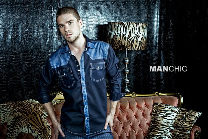 Male model photo shoot of Aaron Jonathan