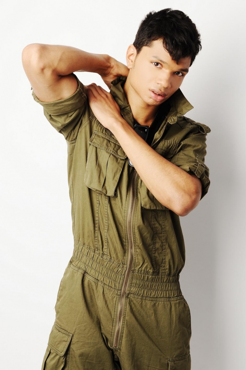 Male model photo shoot of Damian Thomas