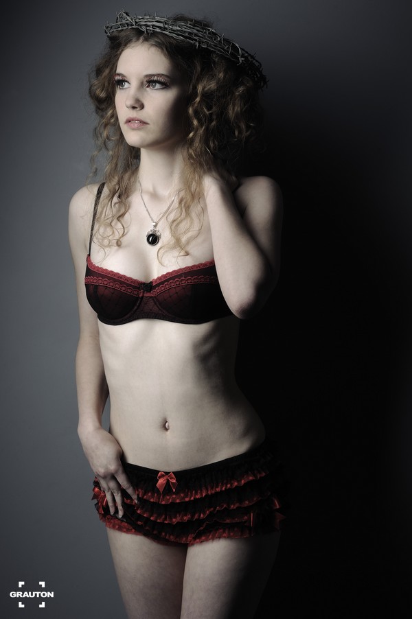 Female model photo shoot of Pandora Phantasma