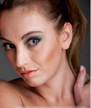 Female model photo shoot of Tatti Swan