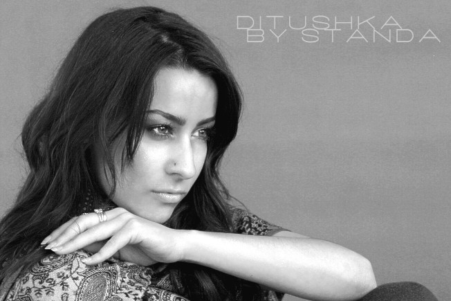 Female model photo shoot of Ditushka