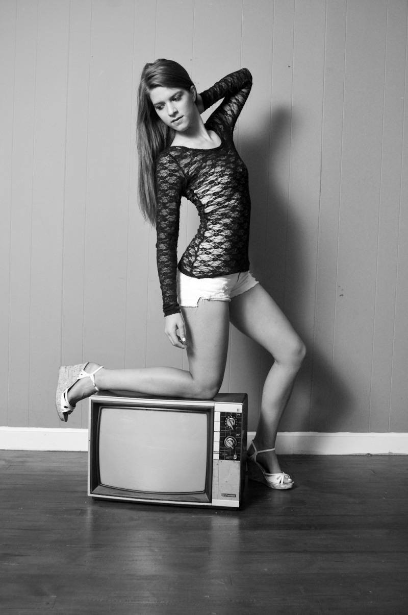 Female model photo shoot of Lariss Rue 