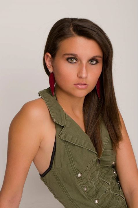 Female model photo shoot of Rebekah vincent