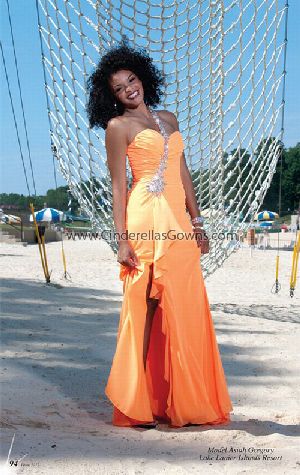 Female model photo shoot of Asiah L in Lake Lanier, GA