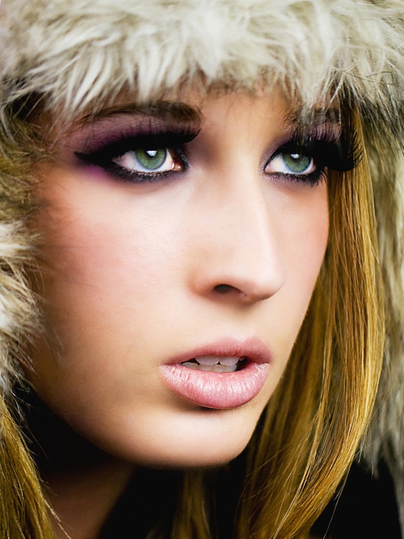 Female model photo shoot of Trendy Makeup Bag and LovelyTerror