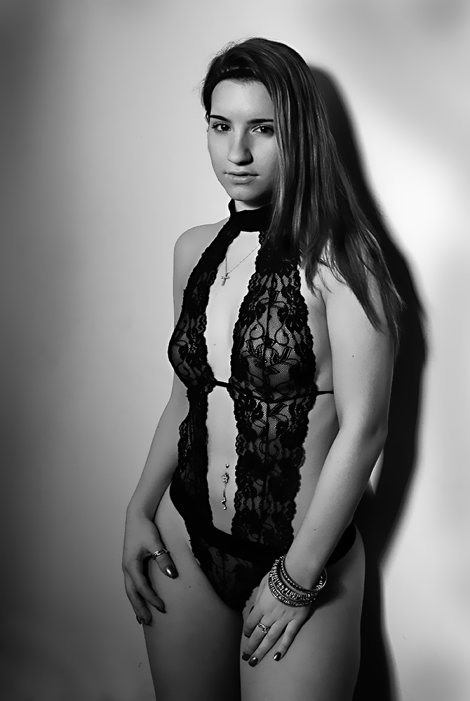 Female model photo shoot of Di Ana Lynn by Stephen E Morton