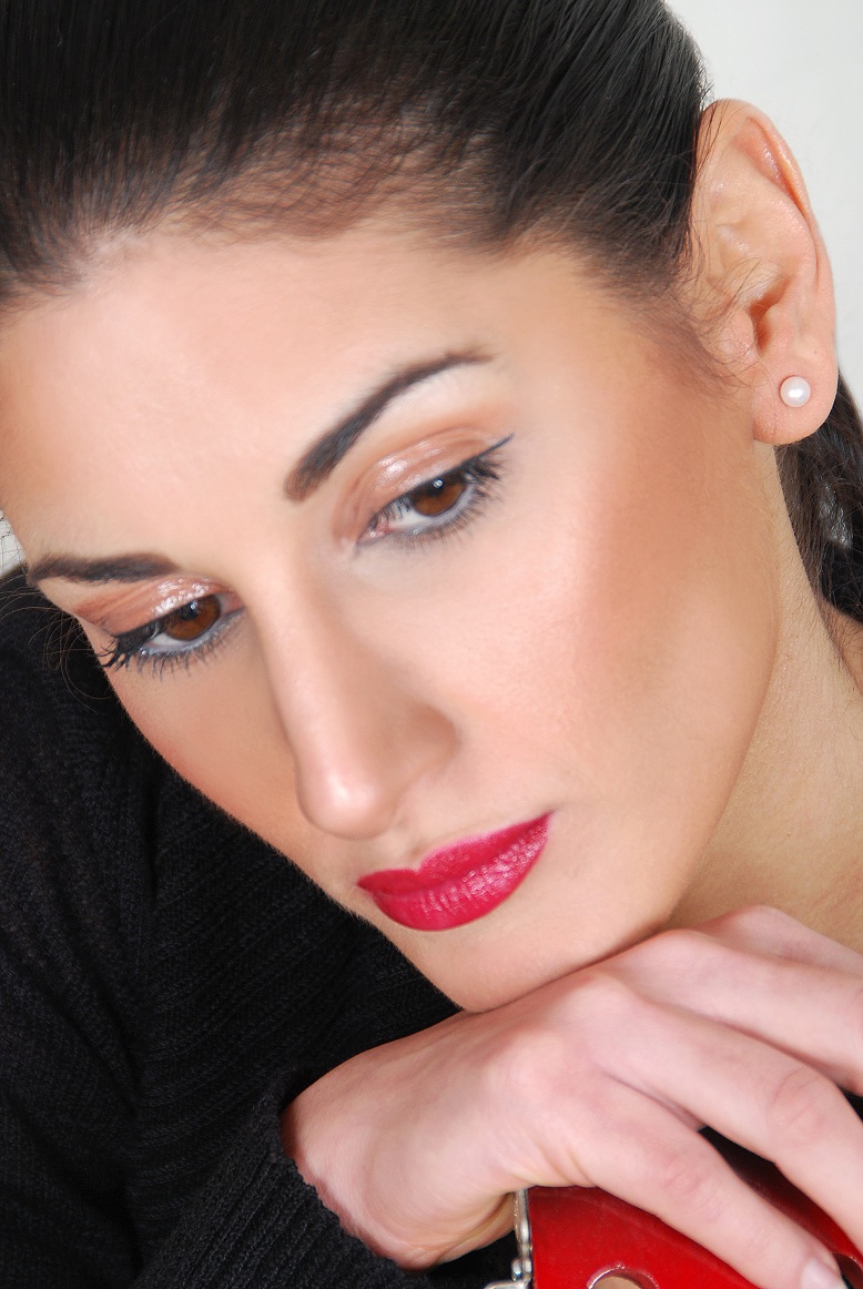 Female model photo shoot of caira MUA