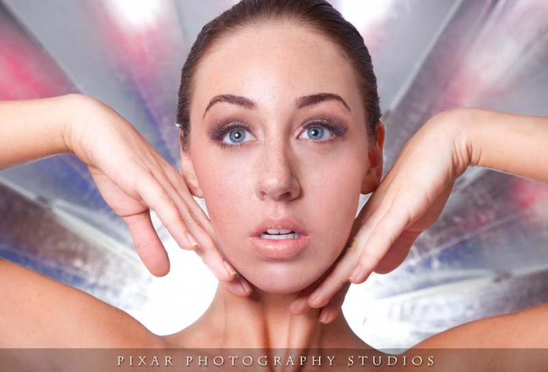 Female model photo shoot of I N V I D I Makeup