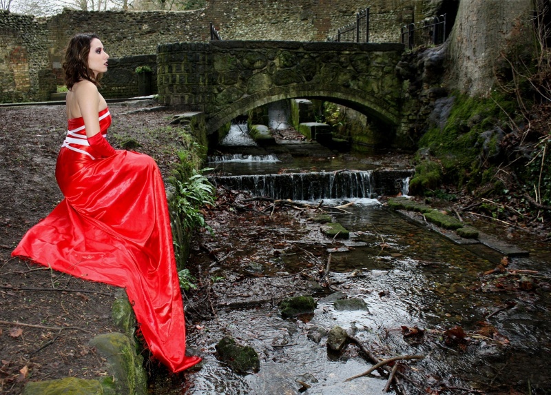 Female model photo shoot of Lanadora Scarlet by Draken in Dover