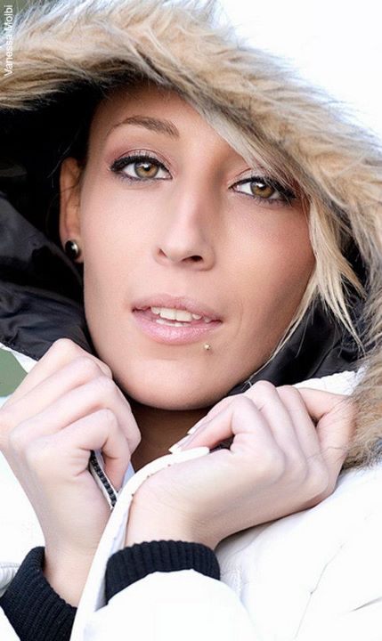Female model photo shoot of Vanessa Molbi