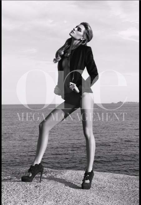 Female model photo shoot of Elle -- Model