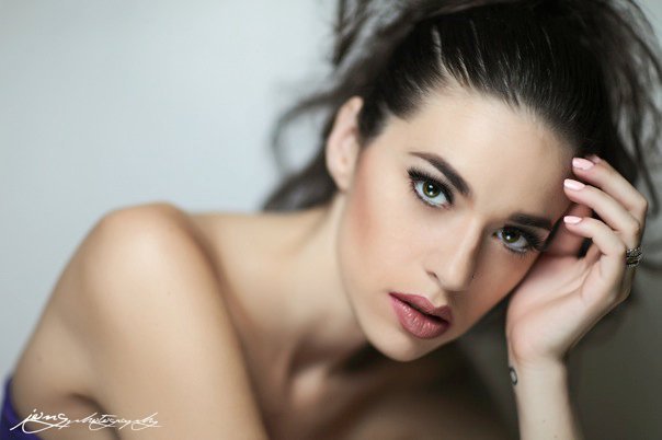 Female model photo shoot of Ariana Barouk by el Jong