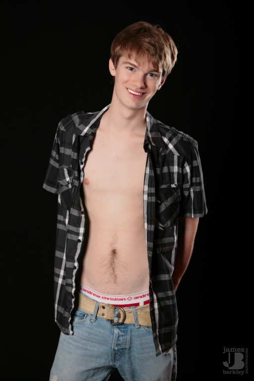 Male model photo shoot of Donavan Spence by HQBodyfotos