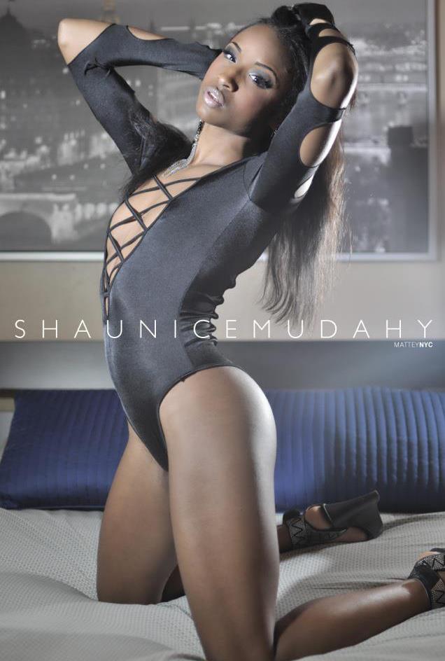 Female model photo shoot of Shaunice00