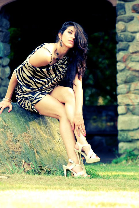 Female model photo shoot of Joely Bernat