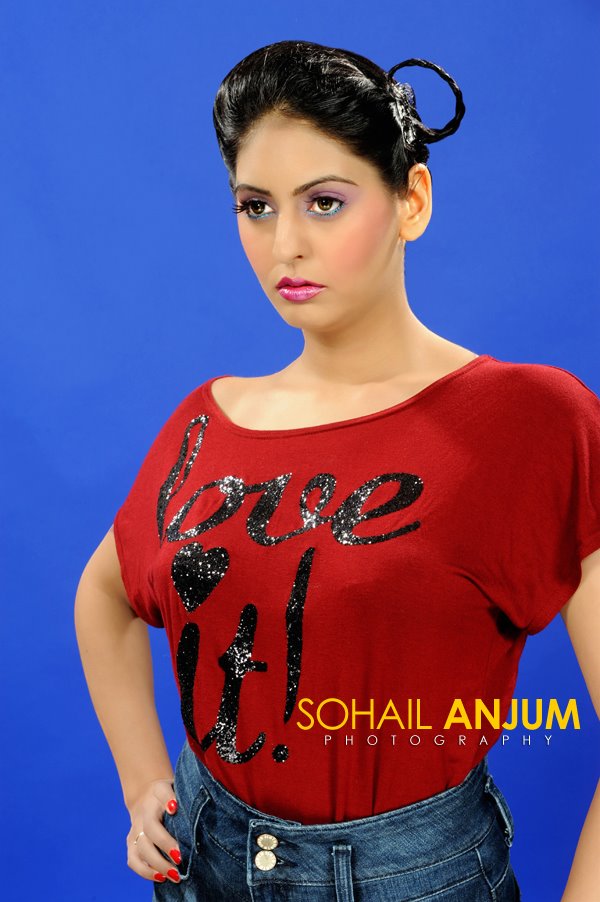 Female model photo shoot of Miss Aisha U