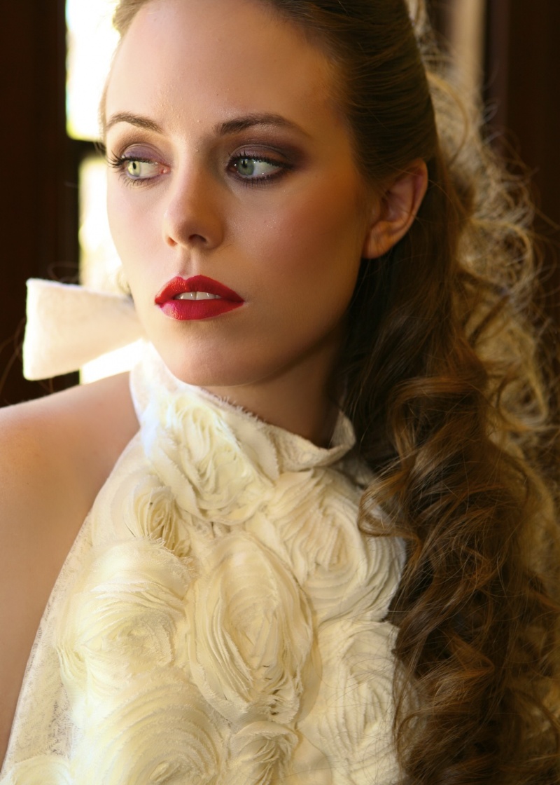 Female model photo shoot of Trendy Makeup Bag