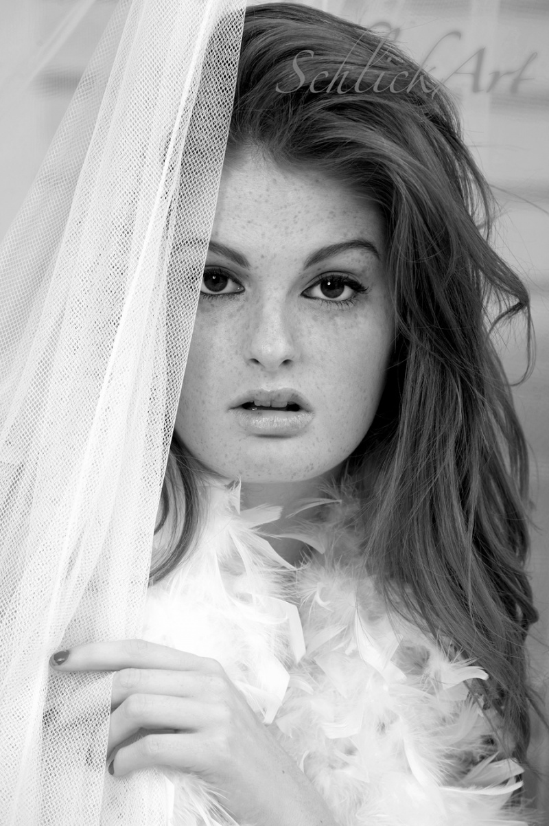 Female model photo shoot of Lindsay Schlick