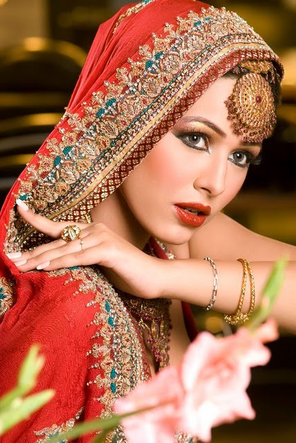 Female model photo shoot of Reena Dhaliwal