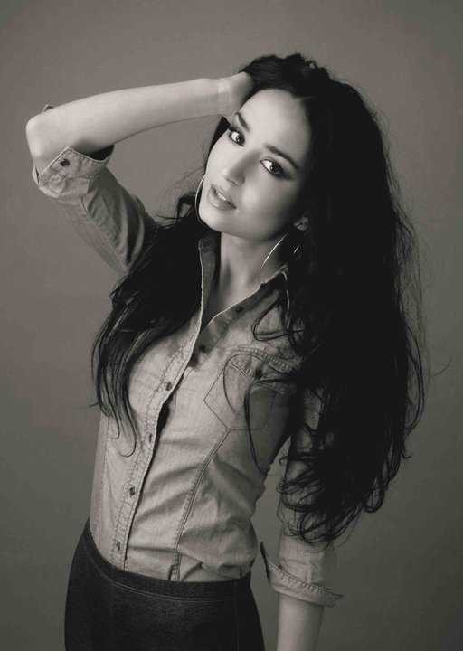 Female model photo shoot of Raquel Ri