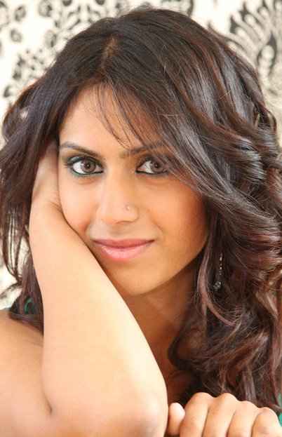 Female model photo shoot of Reena Dhaliwal