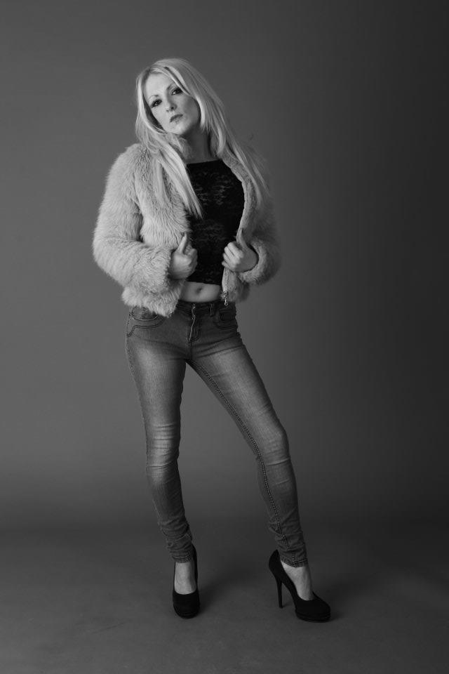 Female model photo shoot of Nicola Creen Modelling