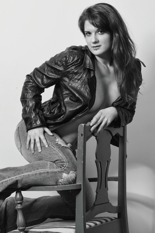 Female model photo shoot of Veronica Stone