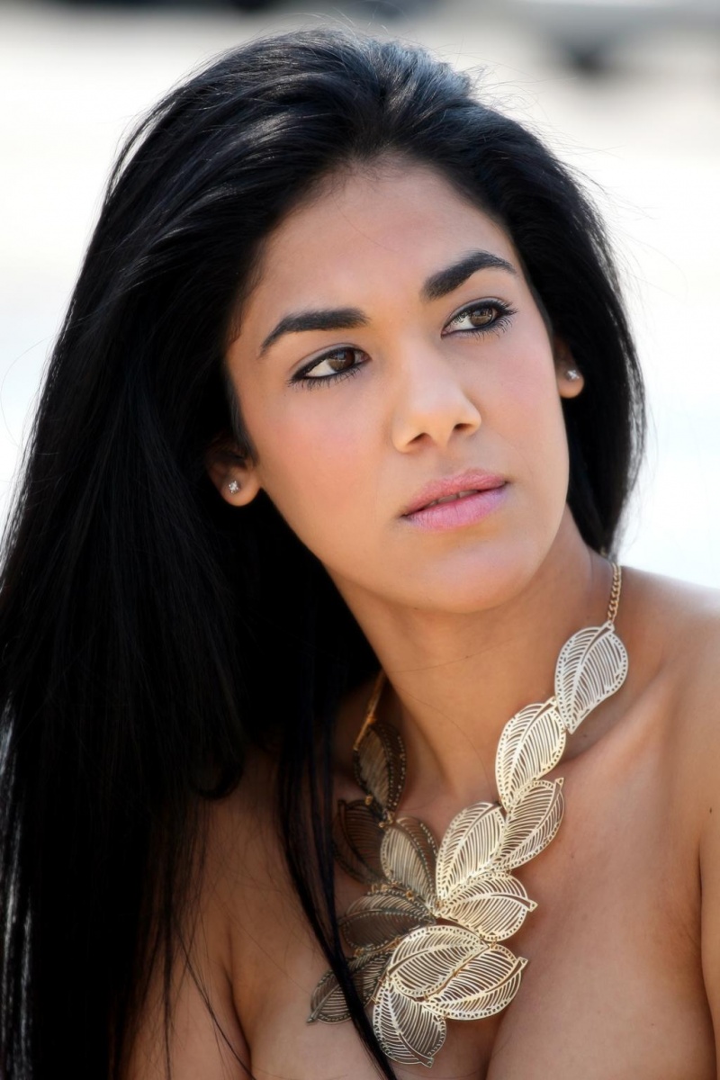 Female model photo shoot of Maydebis Bernal
