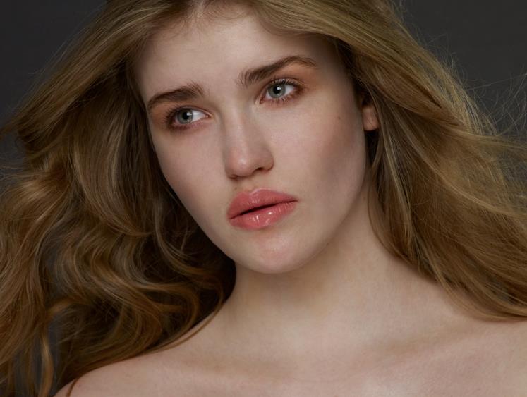 Female model photo shoot of Zoe Gale Make-Up