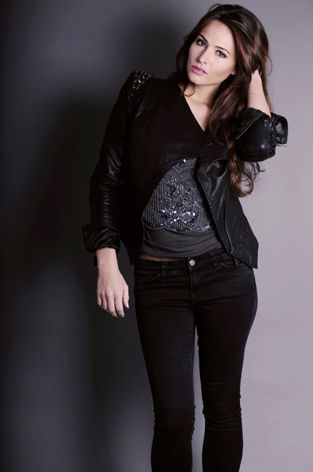Female model photo shoot of Pamelajg