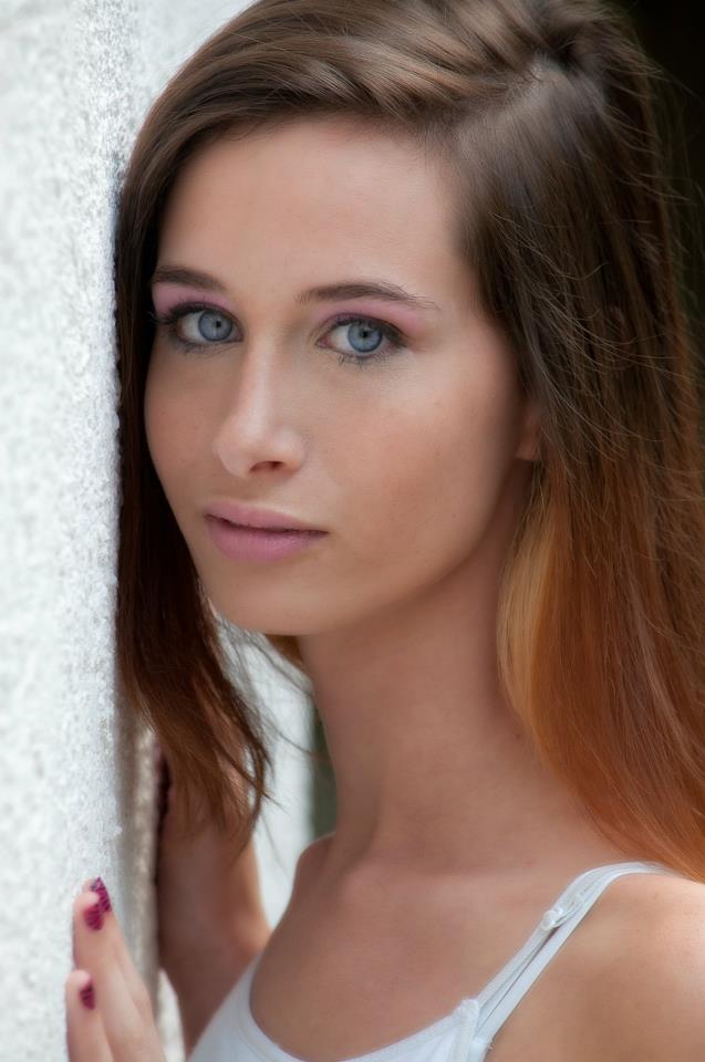 Female model photo shoot of Isabelle Walker