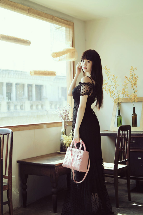 Female model photo shoot of Tang He