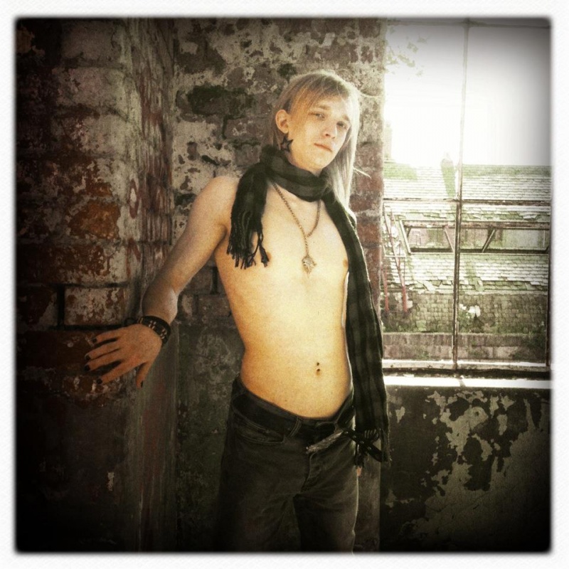 Male model photo shoot of Sinlahier