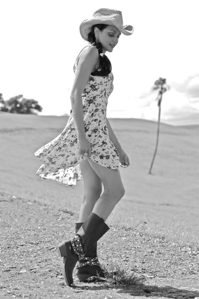 Female model photo shoot of Rachel Hamm Gertz, wardrobe styled by rmh design - styling, makeup by rmh design - MUA