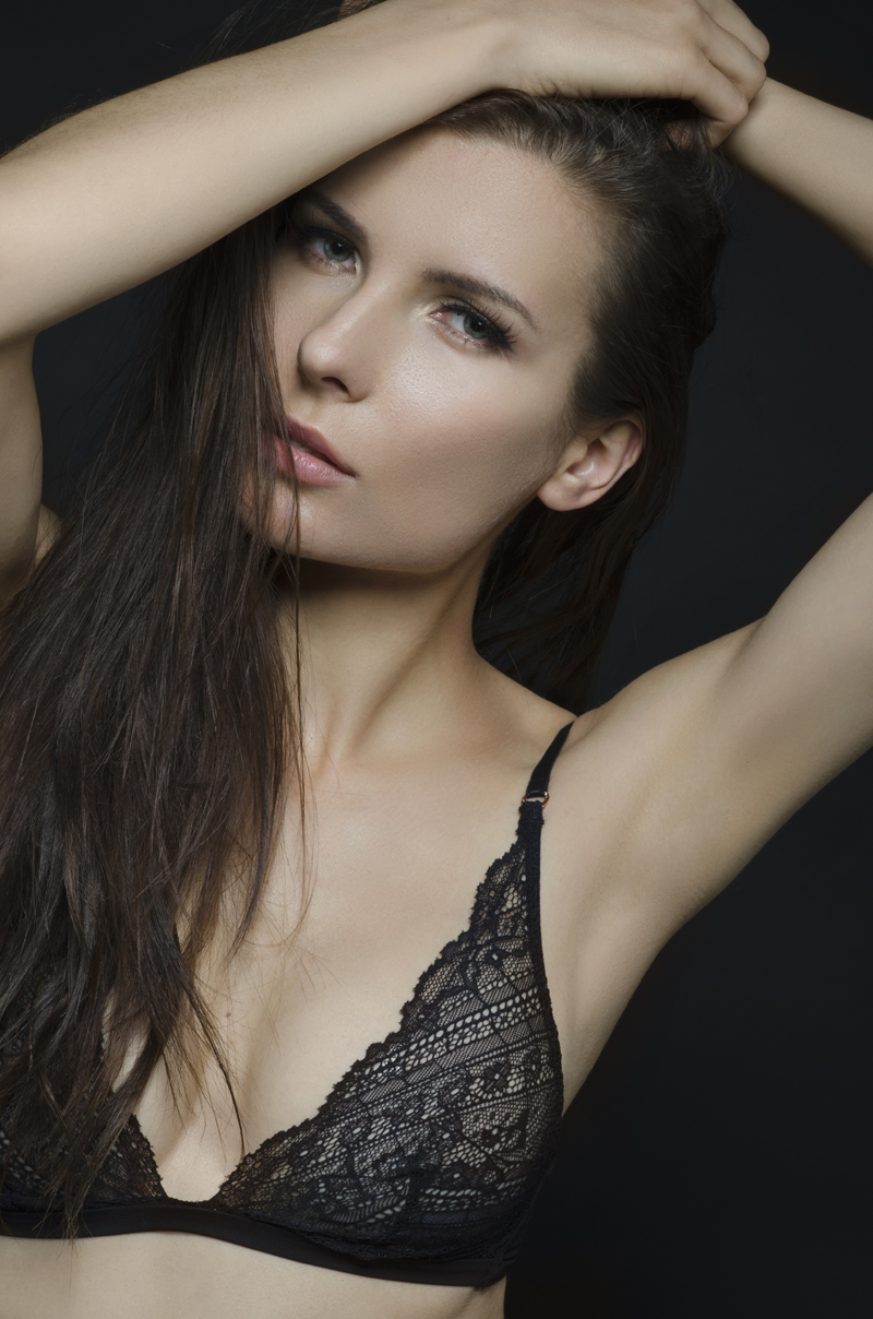 Female model photo shoot of virtualbeauty