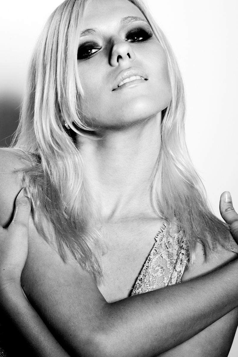 Female model photo shoot of Sasha Kameneva