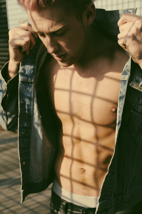 Male model photo shoot of Drew Mac