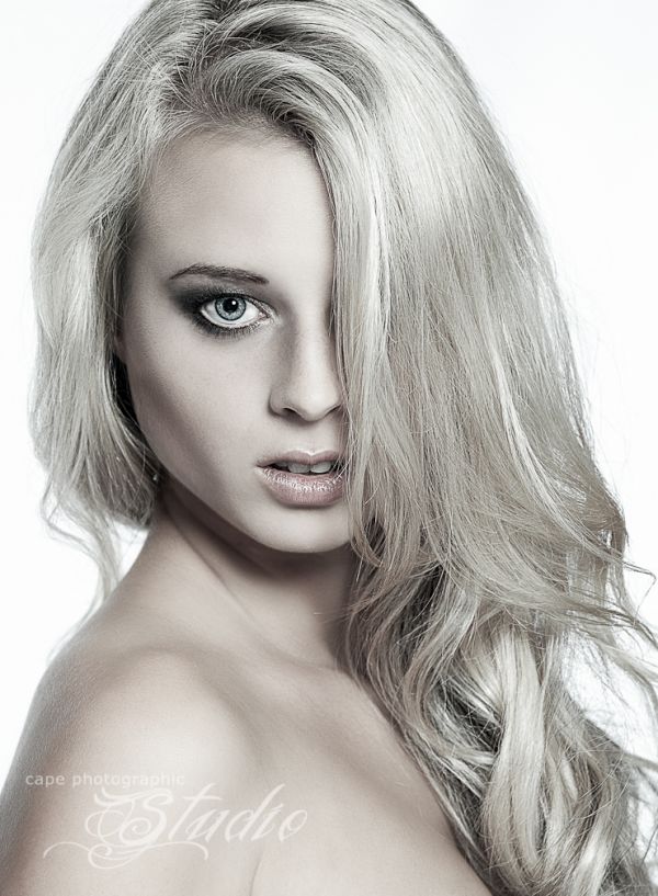 Female model photo shoot of Hanna7