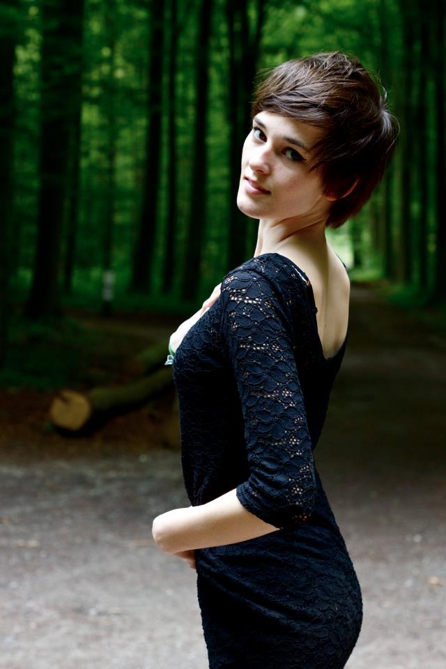 Female model photo shoot of Harriet Boo in Tervuren Park