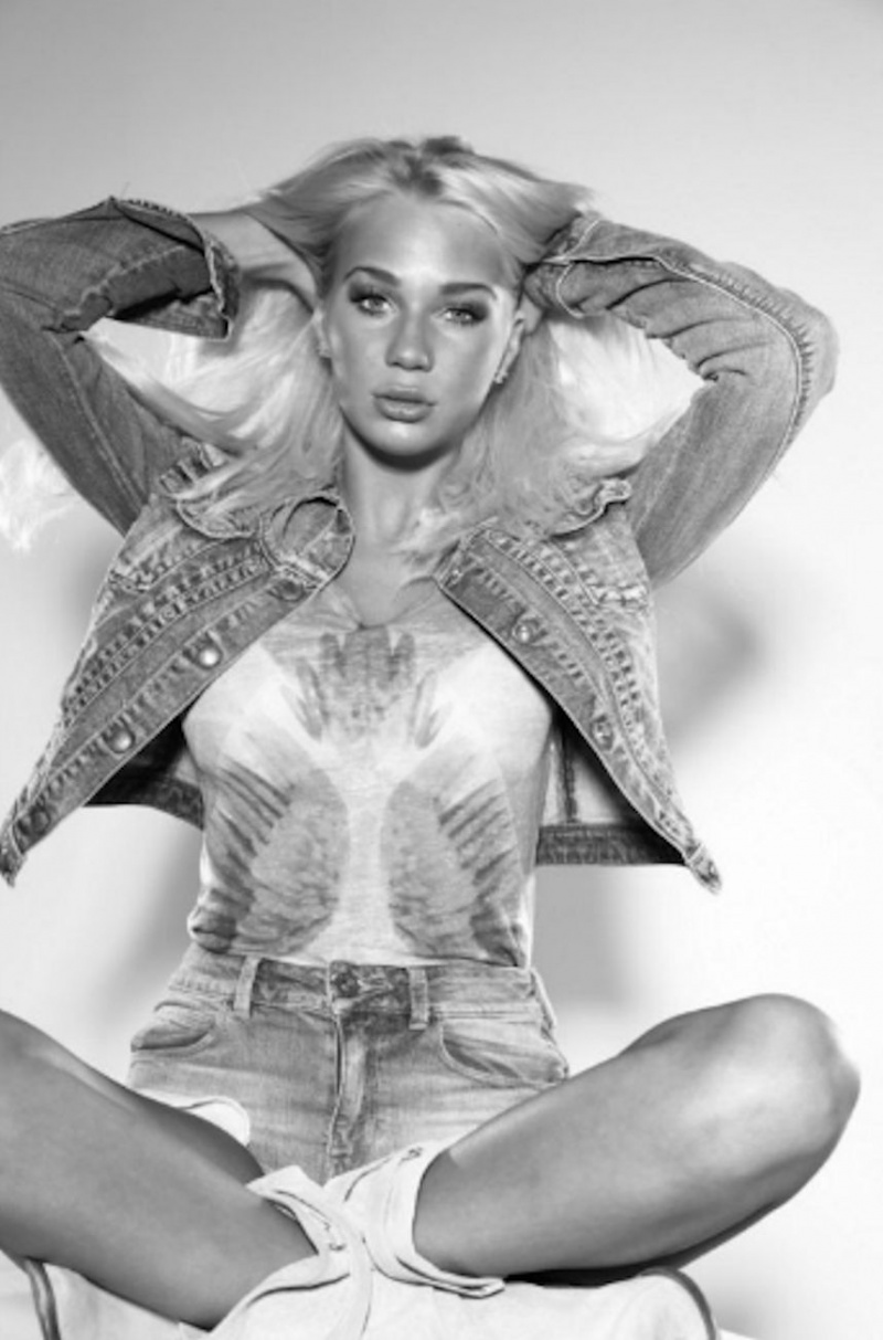 Female model photo shoot of Kylie Lockhouse