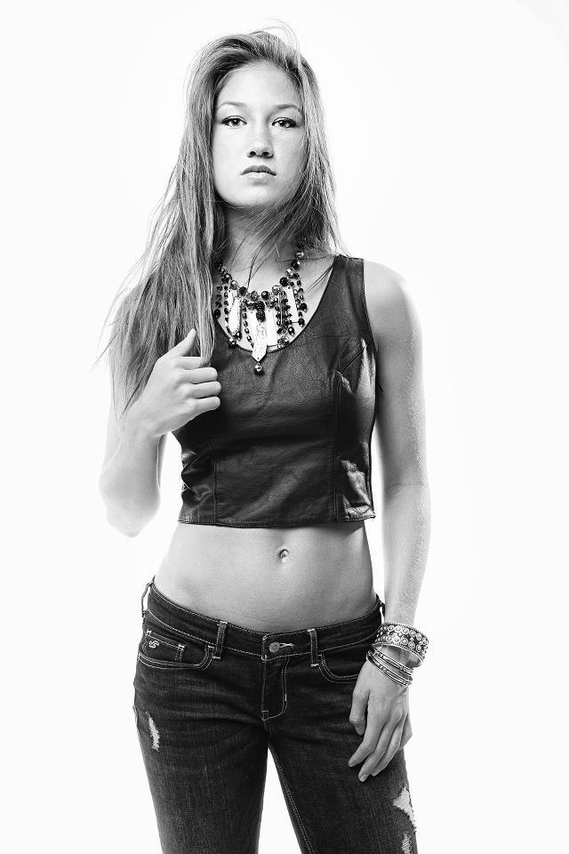 Female model photo shoot of Dakota Loren
