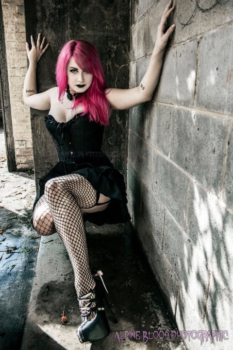 Female model photo shoot of DeadDollyX