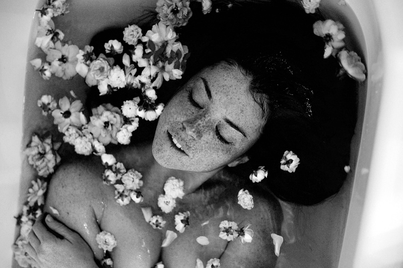 Female model photo shoot of Menschenfotografin in bath tub in Berlin
